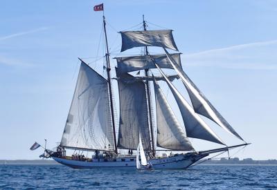 Eine Ixylon mit Backbordbug vor dem Topsegelschoner "J.R.Tolkien" auf der Ostsee